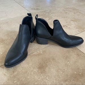 American Eagle Black Cut out Booties